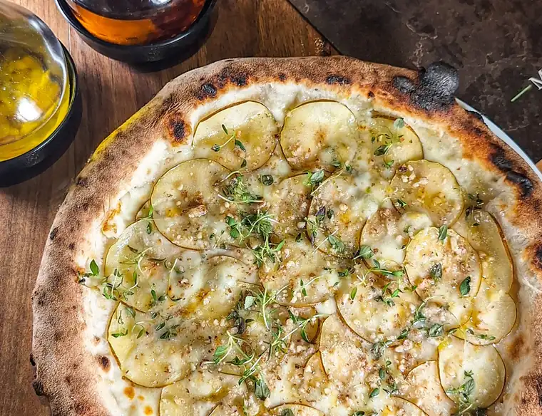Biała pizza z warzywami i oliwą