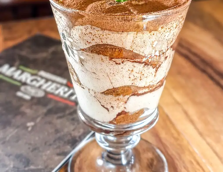 Tiramisu w wysokim pucharku