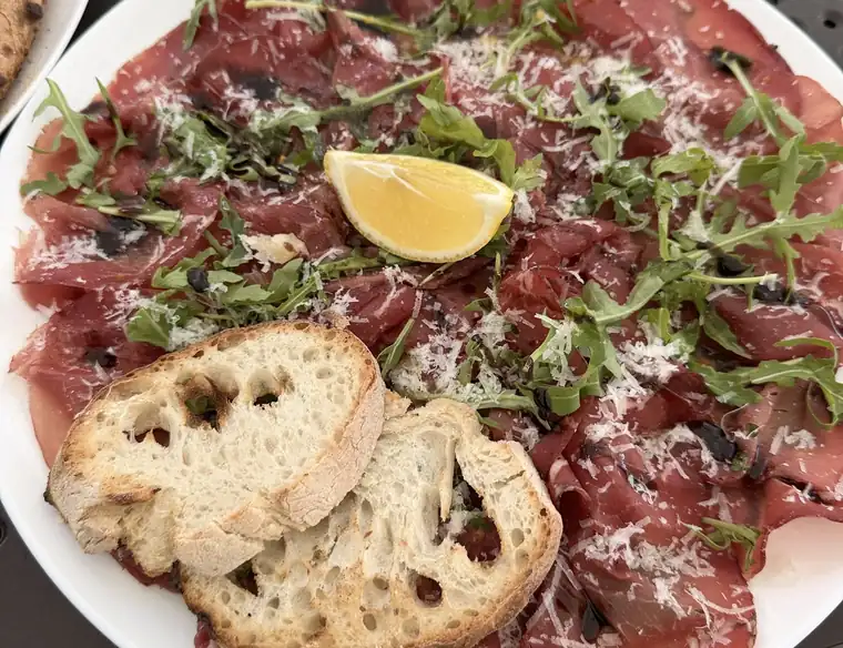 Carpaccio z Bresaoli z rukolą, parmezanem i cytryną
