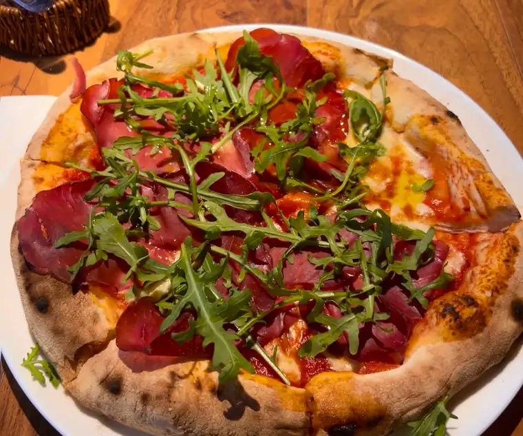 Pizza z Bresaolą, rukolą i parmezanem