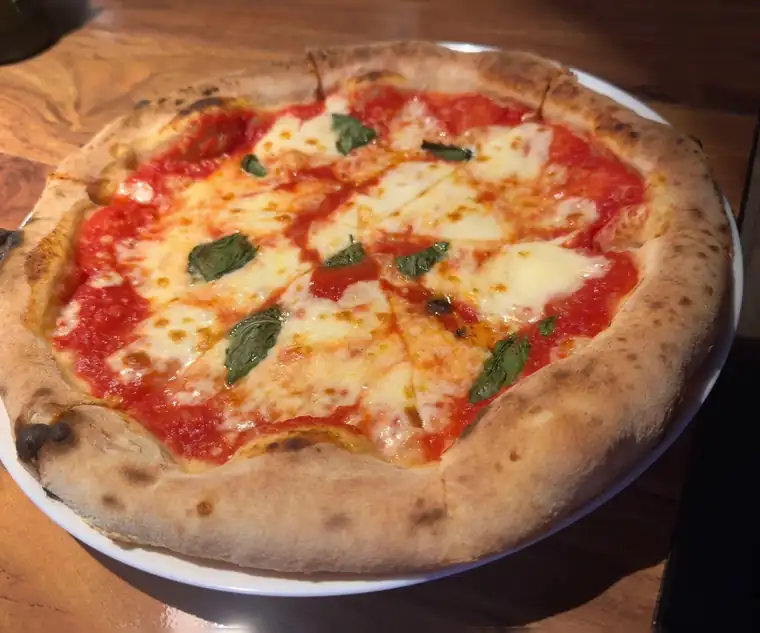 Pizza Margherita z mozzarellą i bazylią