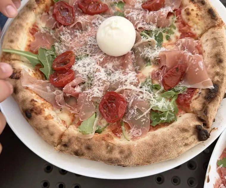 Pizza Parma z burratą, szynką parmeńską i rukolą
